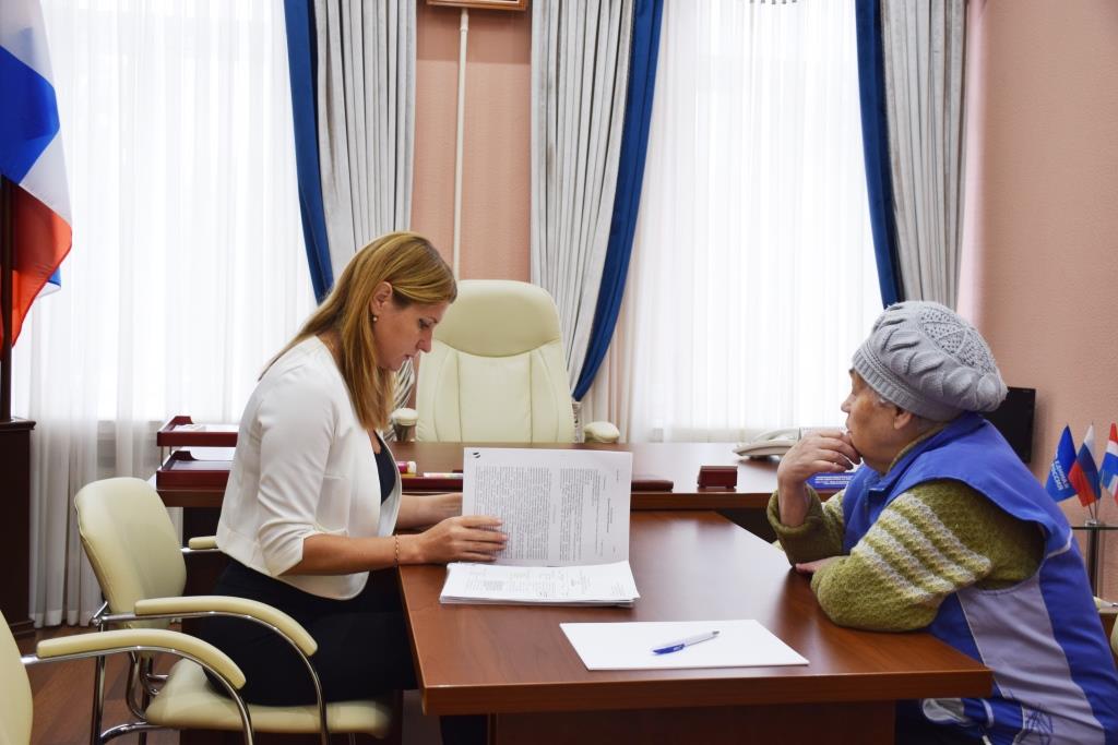 Ведет прием населения. Юрист Рязань консультация. Прием юриста. Женщина на приеме юристов